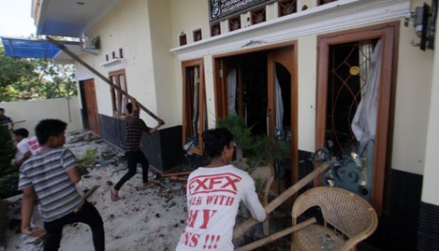 Tidak Mendapatkan BLSM, Warga Hancurkan Rumah Lurah
