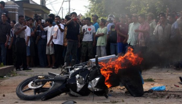 Tidak Mendapatkan BLSM, Warga Hancurkan Rumah Lurah