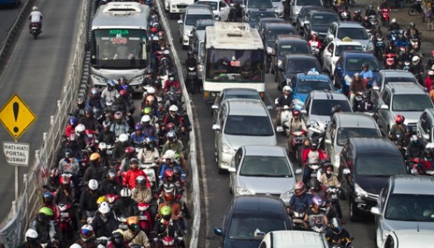 Ratusan Sepeda Motor Penuhi Jalur Busway