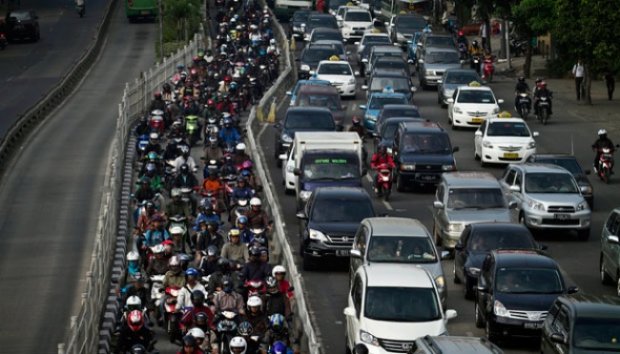 Ratusan Sepeda Motor Penuhi Jalur Busway