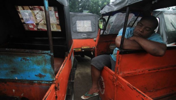 Aksi Supir Bajaj Asapi Halaman Balai Kota Jakarta