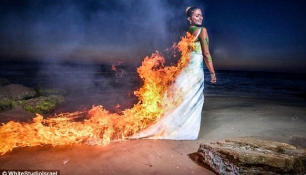 &#91;Unik&#93; Foto Pre-Wedding, Pengantin Ini Bakar Gaunnya