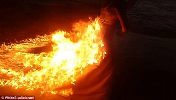 &#91;Unik&#93; Foto Pre-Wedding, Pengantin Ini Bakar Gaunnya