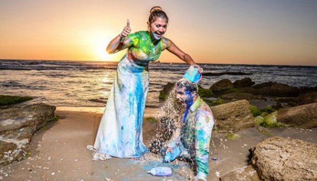 &#91;Unik&#93; Foto Pre-Wedding, Pengantin Ini Bakar Gaunnya