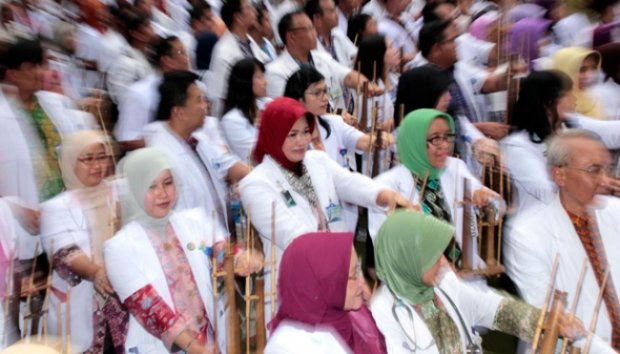 Seribu Dokter Main Angklung di Bandung Pecahkan Rekor Dunia