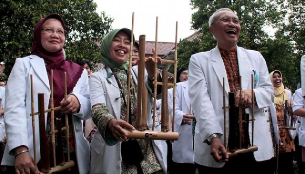 Seribu Dokter Main Angklung di Bandung Pecahkan Rekor Dunia