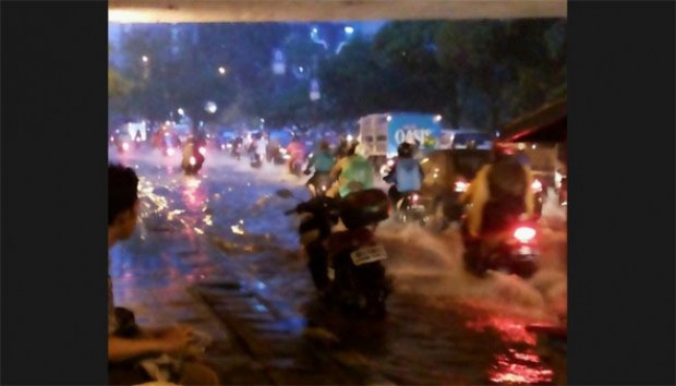 FOTO: Hujan Deras, Jakarta Kembali Banjir dan Macet