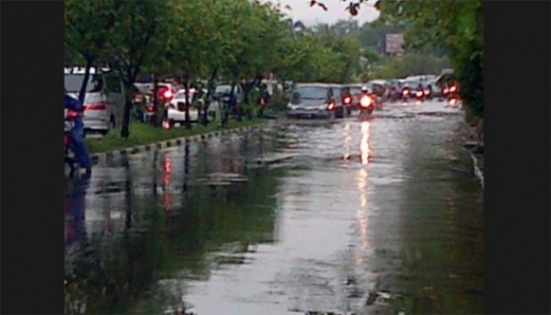 FOTO: Hujan Deras, Jakarta Kembali Banjir dan Macet