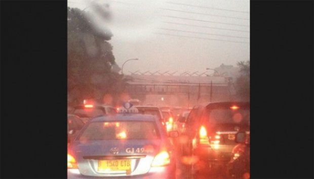 FOTO: Hujan Deras, Jakarta Kembali Banjir dan Macet