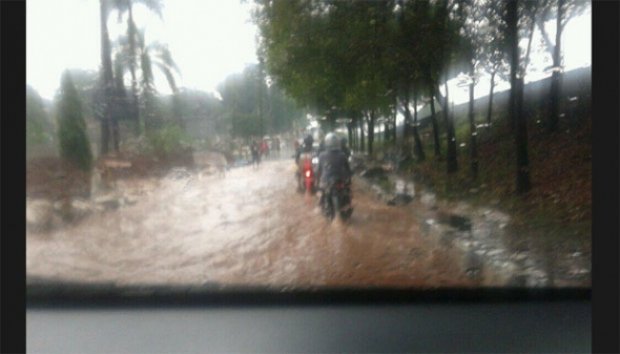 FOTO: Hujan Deras, Jakarta Kembali Banjir dan Macet