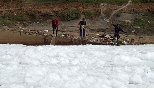 Kanal Banjir Timur tampak tertutup salju. (foto asli no sotosop) +photo