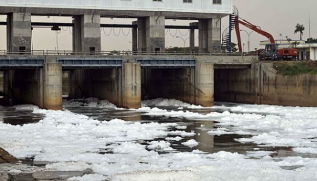 Kanal Banjir Timur tampak tertutup salju. (foto asli no sotosop) +photo