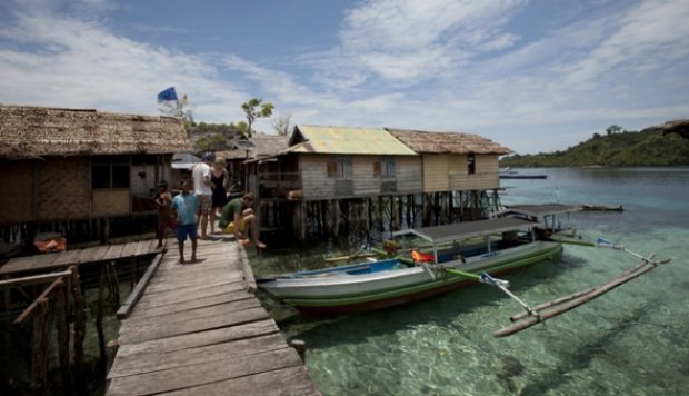 Indahnya Rumah Atas Air Kampung Bajo di Kepulauan Togean