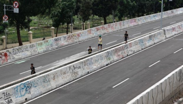 Belum Dipakai, Jalan Layang Non Tol Jadi Tempat Nongkrong ABG