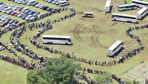 Untuk Melihat Nelson Mandela, Warga Rela Mengantri Panjang