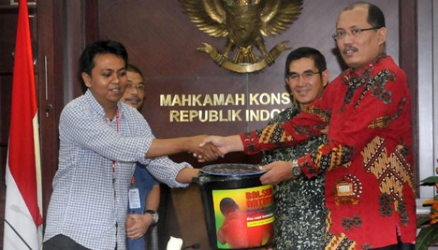 Aktivis Berikan Ketua MK Balsem dan Uang Kerokan