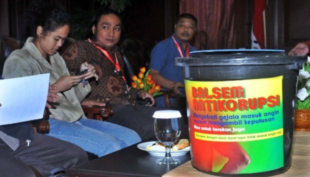 Aktivis Berikan Ketua MK Balsem dan Uang Kerokan