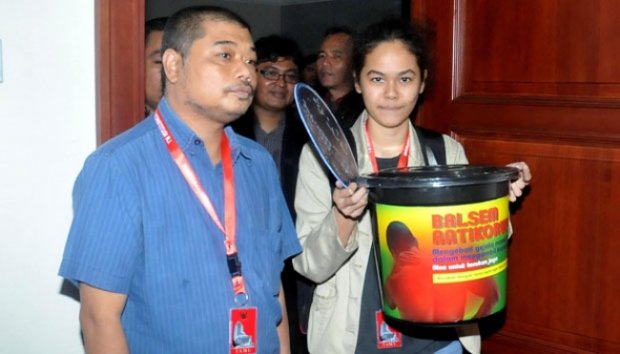 Aktivis Berikan Ketua MK Balsem dan Uang Kerokan