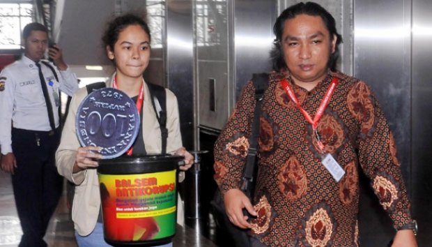 Aktivis Berikan Ketua MK Balsem dan Uang Kerokan