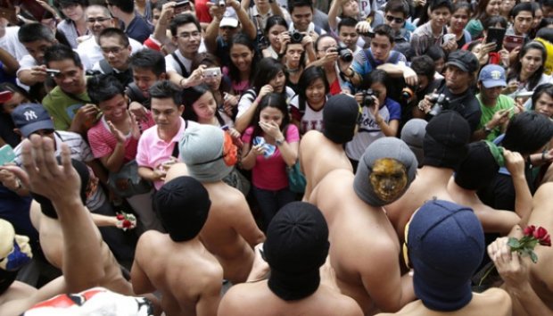 FOTO: Mahasiswa Filipina Unjuk Rasa dengan Telanjang