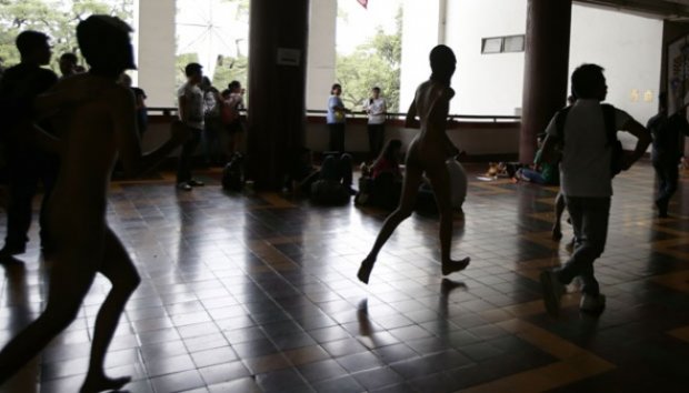 FOTO: Mahasiswa Filipina Unjuk Rasa dengan Telanjang