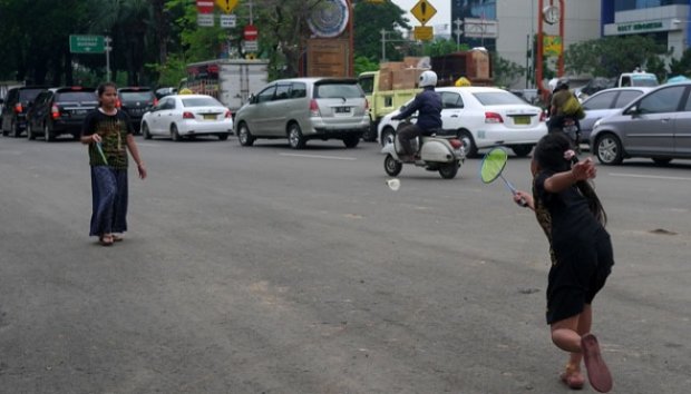 Minimnya Lahan Bermain, Anak-anak Bermain Bulutangkis di Jalanan