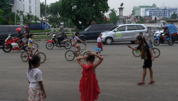 Minimnya Lahan Bermain, Anak-anak Bermain Bulutangkis di Jalanan