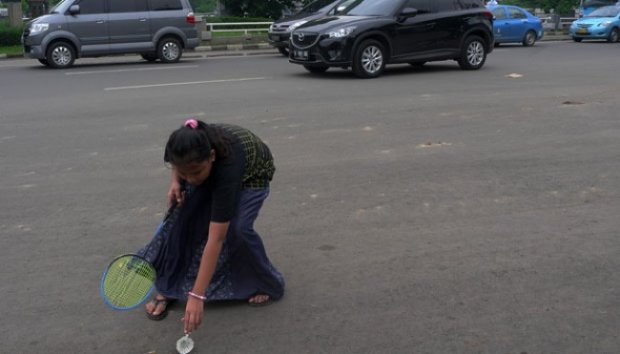 Minimnya Lahan Bermain, Anak-anak Bermain Bulutangkis di Jalanan