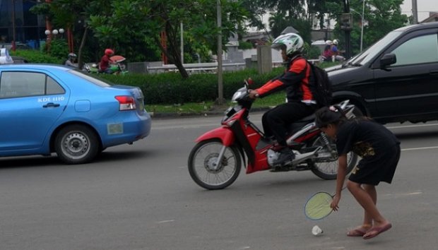 Minimnya Lahan Bermain, Anak-anak Bermain Bulutangkis di Jalanan