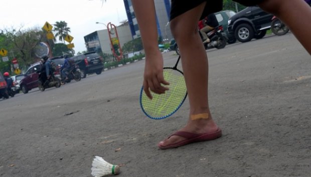 Minimnya Lahan Bermain, Anak-anak Bermain Bulutangkis di Jalanan