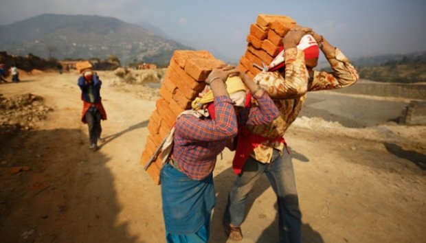 Kisah Buruh Wanita di Pabrik Batu Bata Nepal