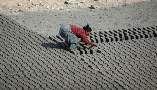 Kisah Buruh Wanita di Pabrik Batu Bata Nepal