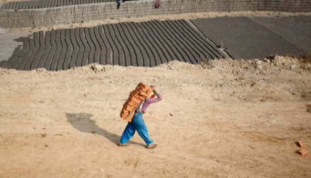 Kisah Buruh Wanita di Pabrik Batu Bata Nepal