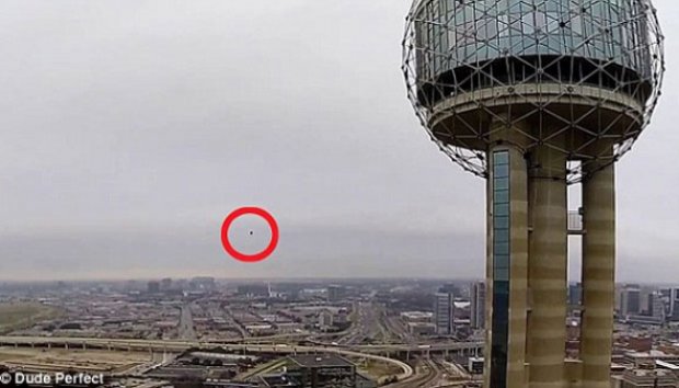 Pria Ini Lakukan Lemparan Basket dari Menara 170 Meter