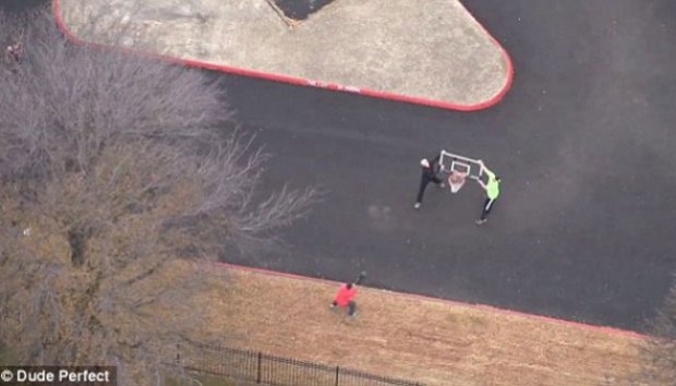 Pria Ini Lakukan Lemparan Basket dari Menara 170 Meter