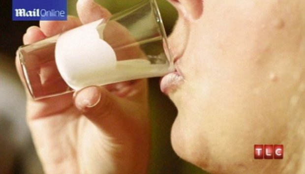 Aneh, Ibu Ini Kecanduan Minum Cat Putih
