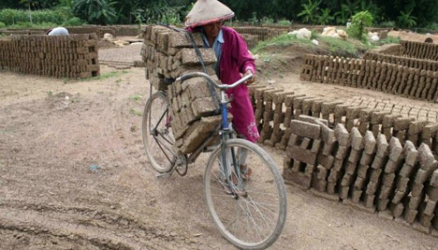 Kisah Buruh Wanita di Pabrik Batu Bata Nepal