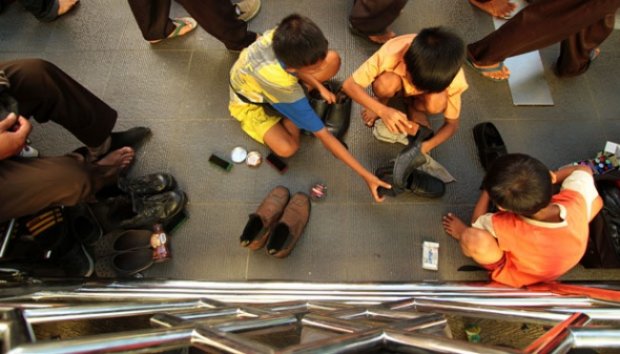 Aksi Para Penyemir Sepatu Cilik di Kawasan Glodok