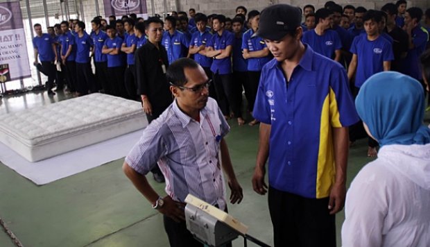 Rekor Baru, 76 Orang Berdiri di Atas Springbed 180X200 Cm