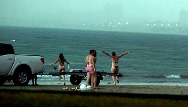 Wanita Ini Disambar Petir Ketika Berlibur di Pantai