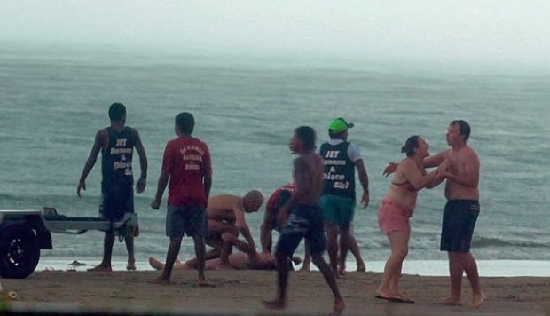 Wanita Ini Disambar Petir Ketika Berlibur di Pantai