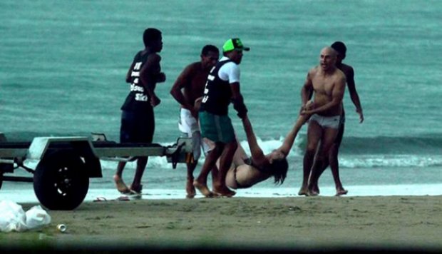 Wanita Ini Disambar Petir Ketika Berlibur di Pantai