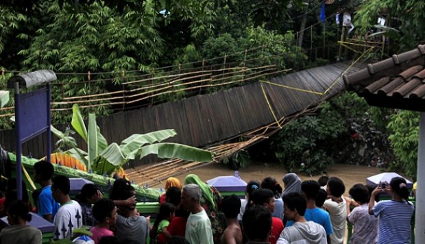 Jembatan Gantung di Banten Akhirnya Putus Juga. Siswa Terjun Bebas, Hanyut :(