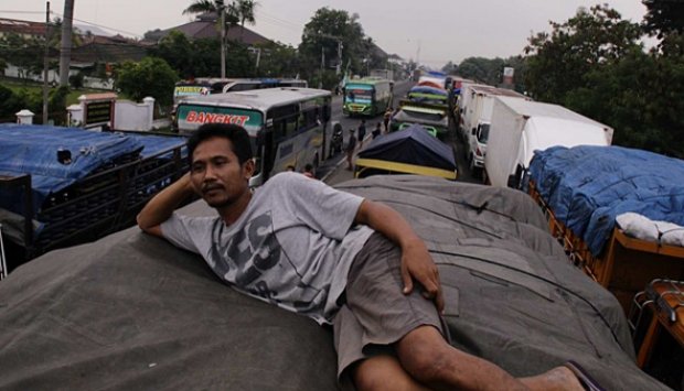 Pola Supir Truk yang Terjebak Kemacetan di Pamanukan, Subang