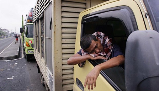 Pola Supir Truk yang Terjebak Kemacetan di Pamanukan, Subang