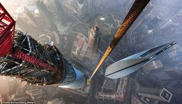 Aksi Berani 2 Pria Memotret dari Atas Menara Shanghai