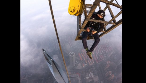 Aksi Berani 2 Pria Memotret dari Atas Menara Shanghai