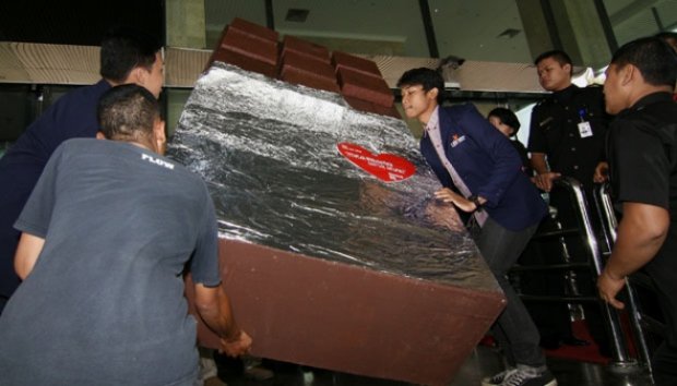 Hari Valentine, Mahasiswa UBS Berikan Coklat Raksasa Untuk KPK