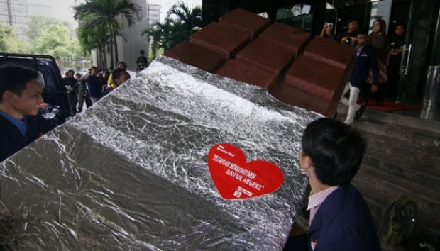 Hari Valentine, Mahasiswa UBS Berikan Coklat Raksasa Untuk KPK