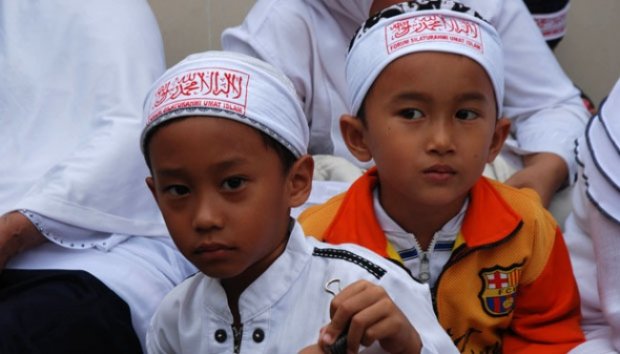 Aksi Anak-anak Ikut Berunjuk Rasa